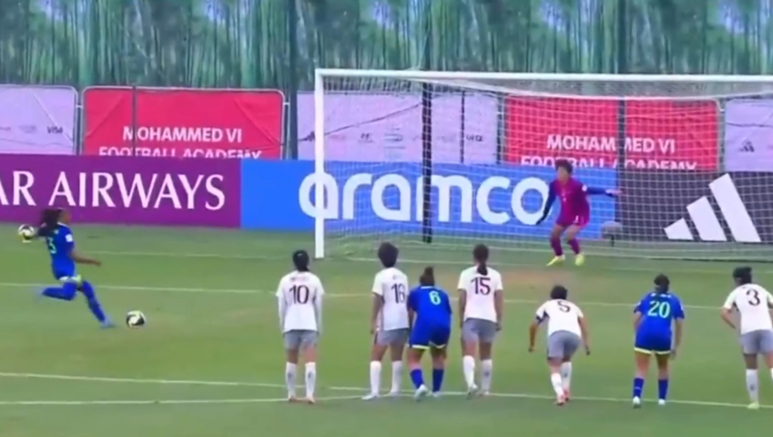 逃过一劫！中国女足U17小将背后鲁莽铲球送点，巴西悍将发呆许久直接一脚离谱打飞