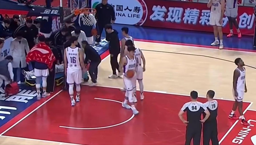 现役国手，把赖俊豪推向广告牌，扭伤颈部，球迷：人品球技都不行