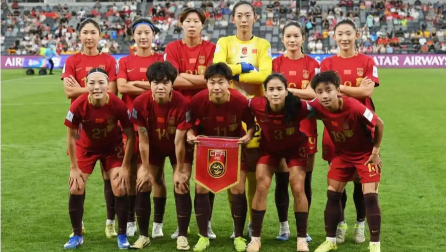 张琳艳哭了！中国女足3战全胜，击败朝鲜，全队拥抱庆祝，太激动了