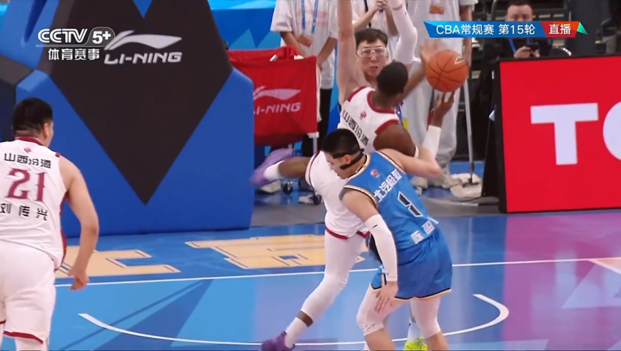 动作过大！陈盈骏对迪亚洛凶狠违体犯规 奈特为队友出头险些引冲突