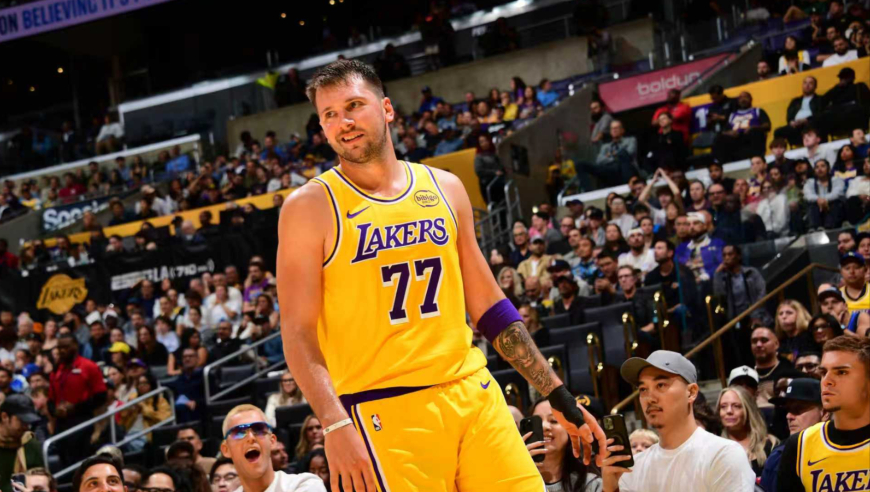 双星闪耀！东契奇三分射穿对手 里夫斯压哨一条龙秀肌肉