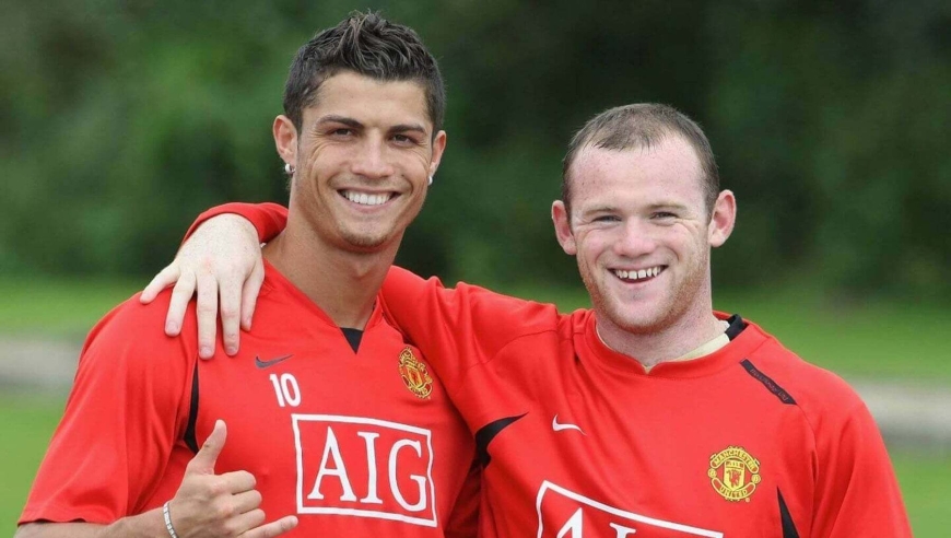 曼联传奇鲁尼和妻子度假曝光，年少风流浪子回头，近照大变样