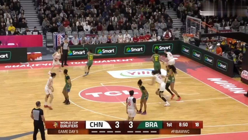 韩旭这球太炸裂了！巴西女篮全队傻眼，中国女篮替补席疯狂欢呼