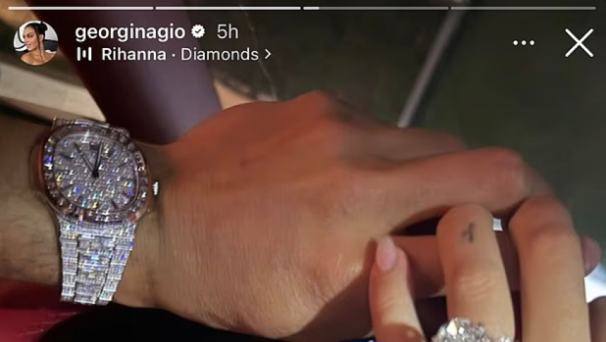 C罗抱着娇艳未婚妻在沙特躲炸弹 闲得无聊晒1.38亿豪车钻戒玩