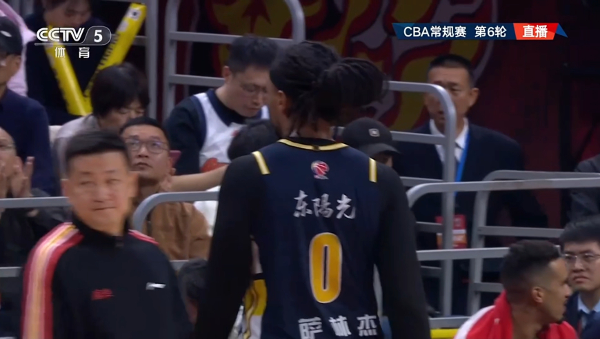 这动作确实不应该！萨林杰上篮直接被陶汉林锁喉裁判判罚违体