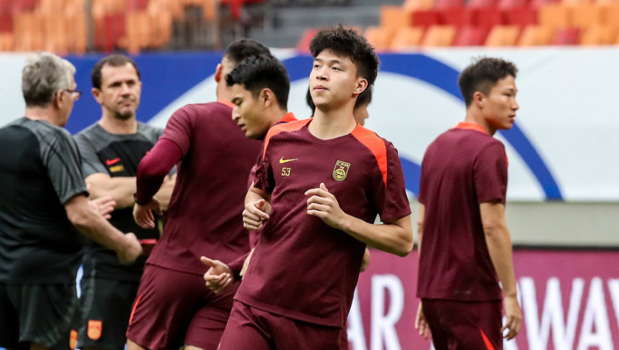 国足抢时间！23日0点飞赴澳洲，出行一切从简：10小时睡经济舱