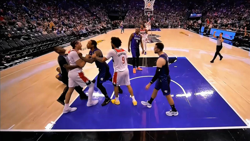 打起来了！国王德罗赞与奇才乔治卡位时激烈对抗 双方爆发群体冲突