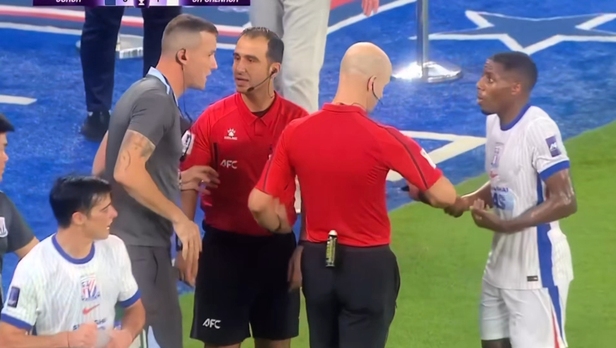 申花亚冠被裁判黑？进球被莫名取消，还吹无球的马纳法犯规+黄牌