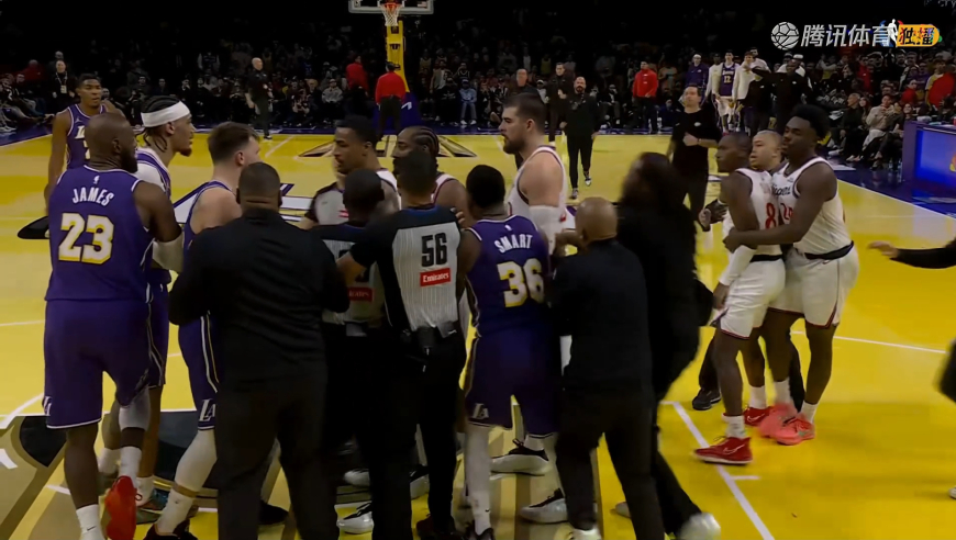 打架了！邓恩推搡东契奇后又向为队友出头的海斯出拳 最终被驱逐