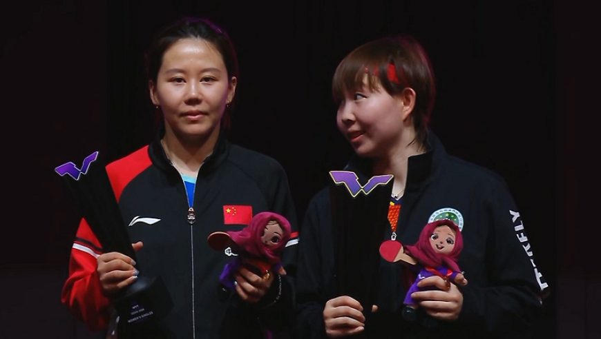 女单颁奖礼：陈幸同淡定，朱雨玲笑容灿烂，两人开心合影