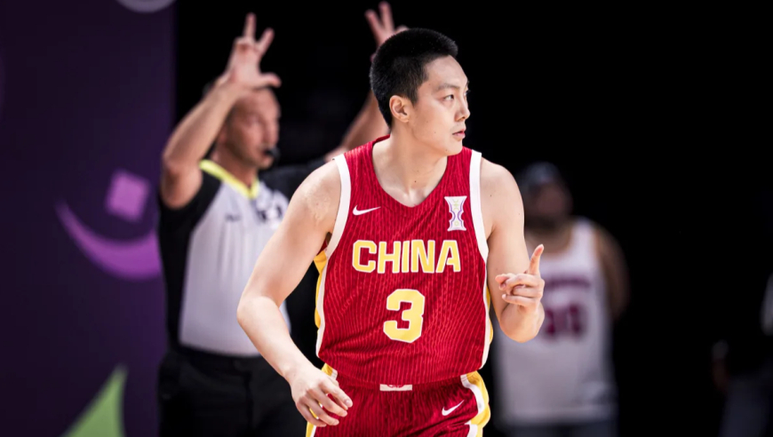 巨星球！胡明轩对澳大利亚半场15分集锦：连中2记3分打破得分荒