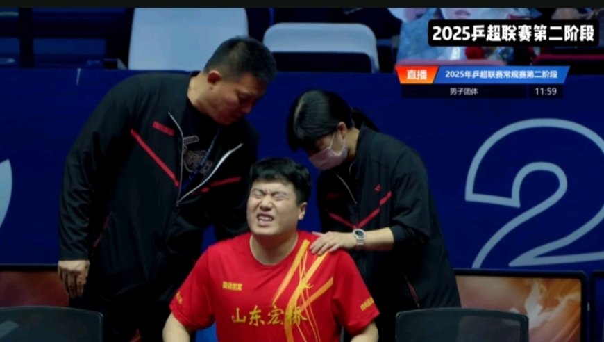 突发！梁靖崑乒超联赛医疗暂停后因伤退赛，治疗时表情十分痛苦