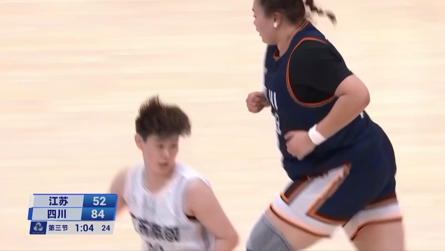 不愧大宝贝！刘禹彤刚刚登场 内线就连续两次持球打进连得4分