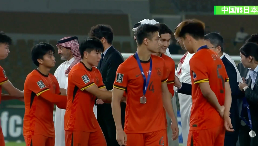 已经创造历史！中国队领取亚军银牌 现场中国球迷挥舞国旗支持