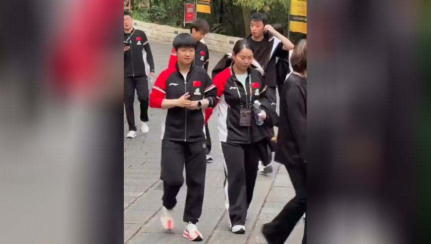 孙颖莎国宝级待遇！周到：莎莎必须上车，其他人可以选择走路