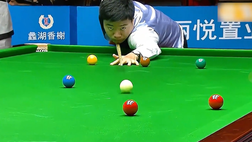 体坛记忆｜ 丁俊晖对白球控制令人发指，华丽弧线实现全台校位，令人叹为观止