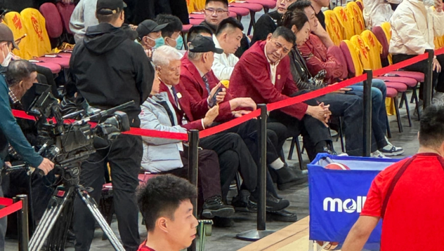 大牌云集！胡卫东、巩晓彬、王治郅等篮坛名宿现场观看中韩大战