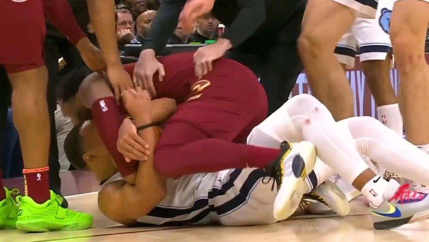 打球还是打人？盘点NBA赛场火爆冲突时刻 篮球场化身角斗场