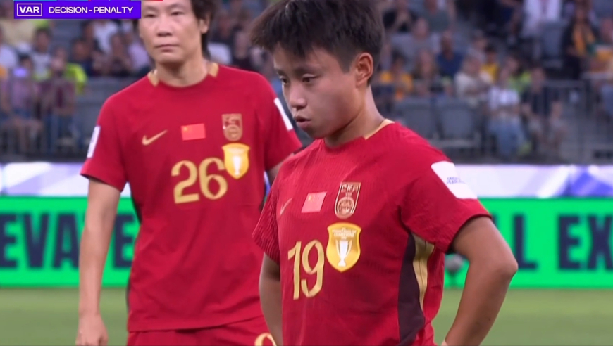 球迷看哭了！张琳艳单刀过掉门将造黄点 主罚点球稳稳命中1-1扳平