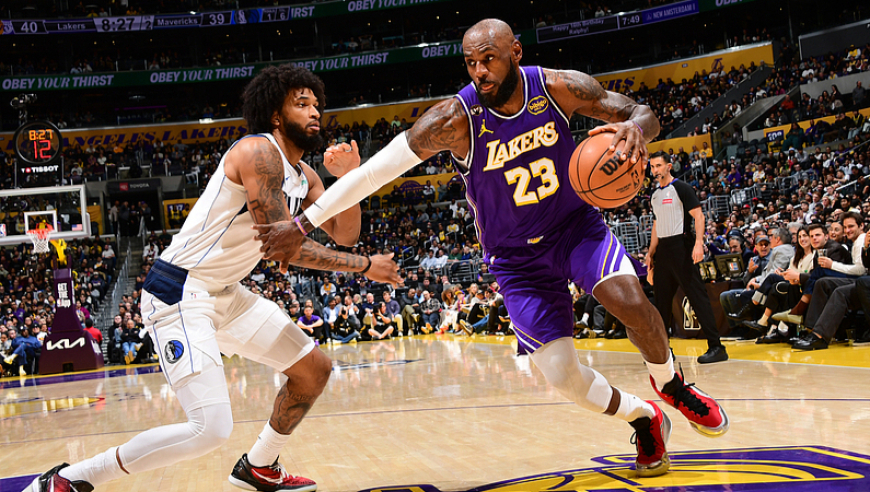 【集锦】独行侠104-124湖人 詹姆斯28+10+12送对手9连败