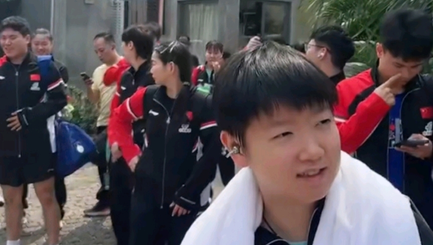 离谱！国乒队员站在马路边等大巴车，路上都是三蹦子，孙颖莎无奈苦笑