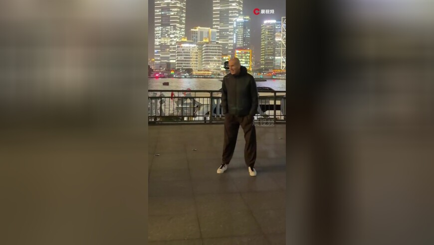 齐达内在上海外滩和大妈踢毽子，网友感慨：齐祖的脚法不如上海大妈