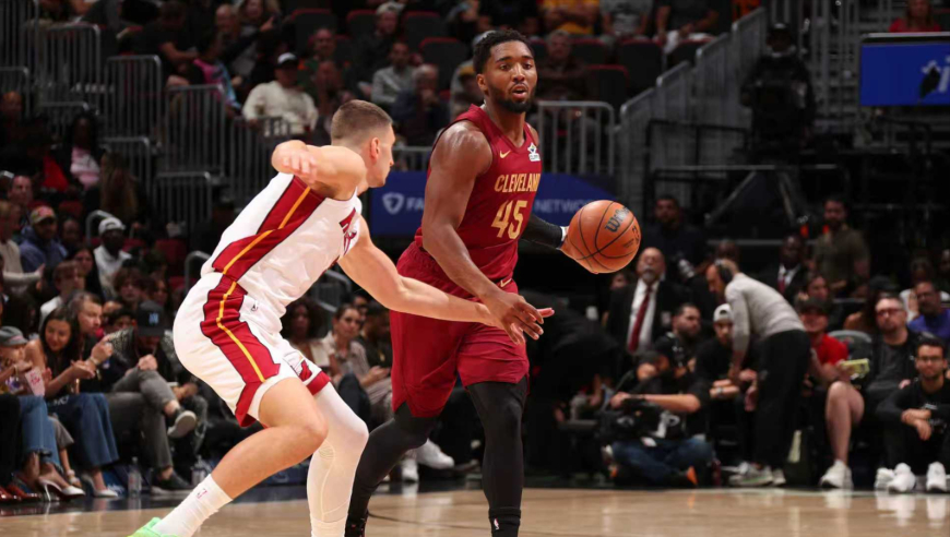 神剧情！慢镜回看米切尔0.4秒三分绝平 维金斯随后空接读秒绝杀