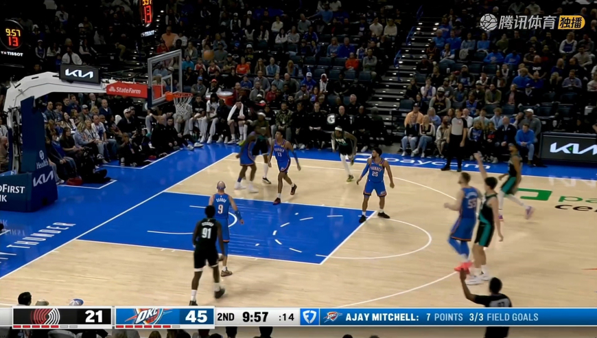 越来越棒！杨瀚森45度无视哈滕长臂防守命中常规赛首记三分