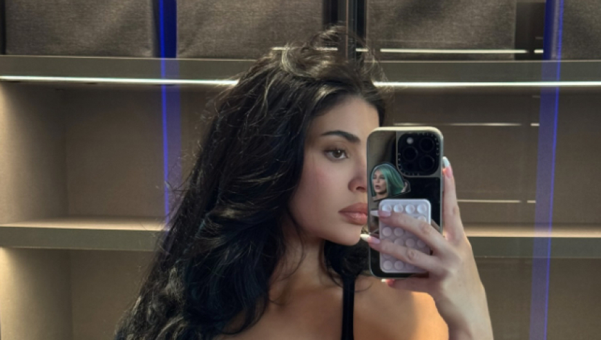 卡戴珊小妹新年官宣与知名运动品牌合作！上季观战尼克斯一场未败