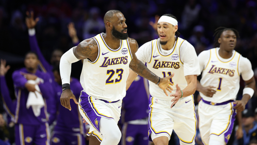 湖人费城决胜时刻：詹姆斯连拿10分+晚安抢断 马克西三分难救主