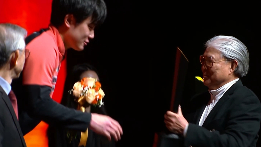 霍启刚父亲霍震霆为张本智和颁发冠军奖杯 一起来看看发生了什么