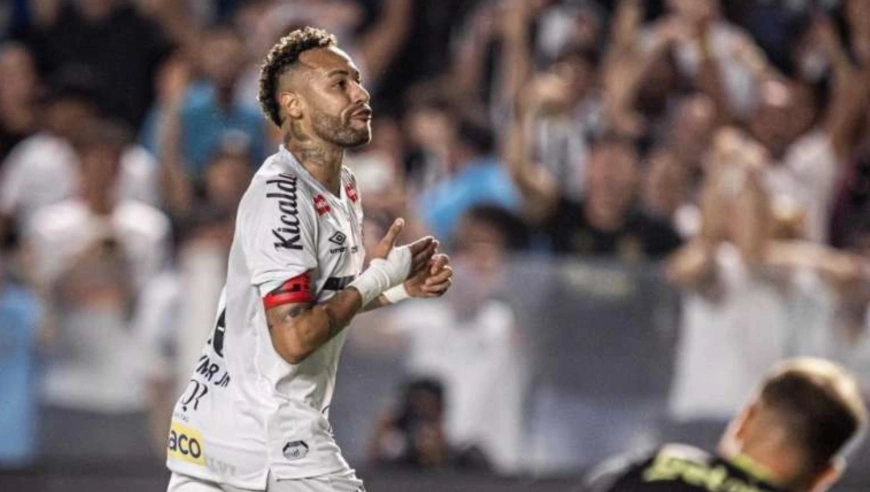 拼了！实拍内马尔拖着伤腿传射建功，为桑托斯保级不顾队医劝阻带伤上阵斩MVP