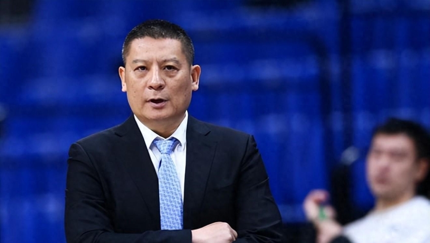 深夜，又一位CBA主帅官宣下课，成新赛季第4人！68岁老帅代理主教练