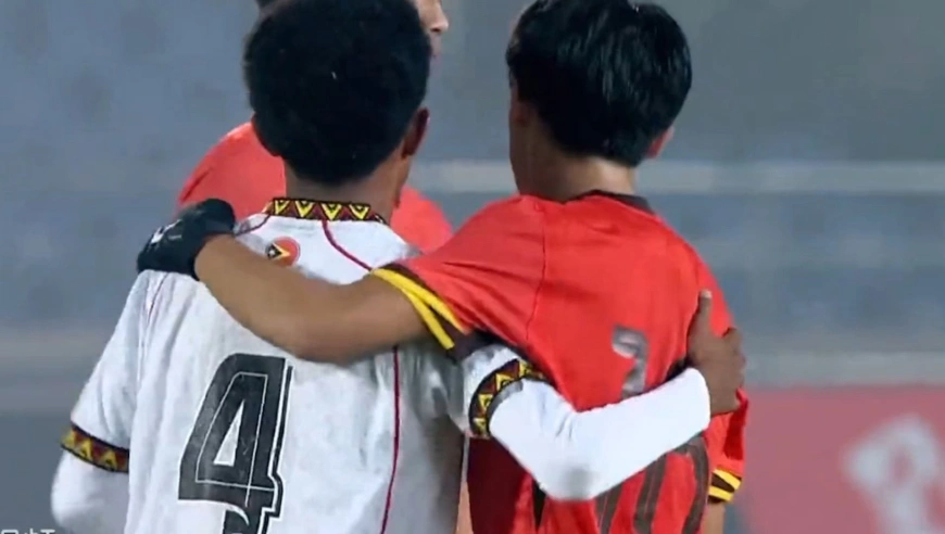 场下很友好！U16国足14球大胜，主动上前安慰东帝汶选手将其拉起