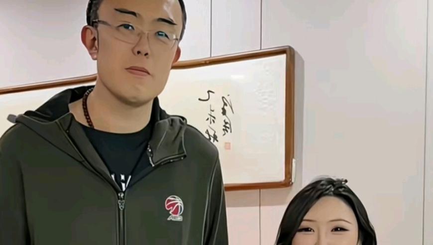 女网红偶遇合影韩德君，后者身材暴瘦引热议，才退役不到一年