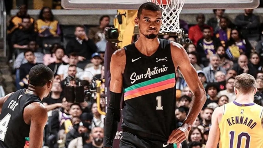 湖人28分输马刺 科比7分布莱恩特16分