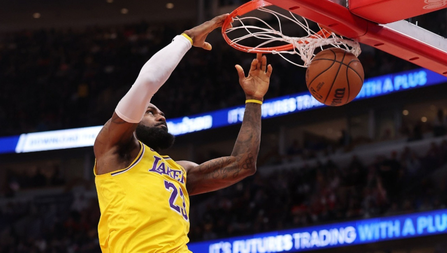 NBA漫谈|詹姆斯职业生涯十大非人类瞬间！篮球都被灌到直接变形！