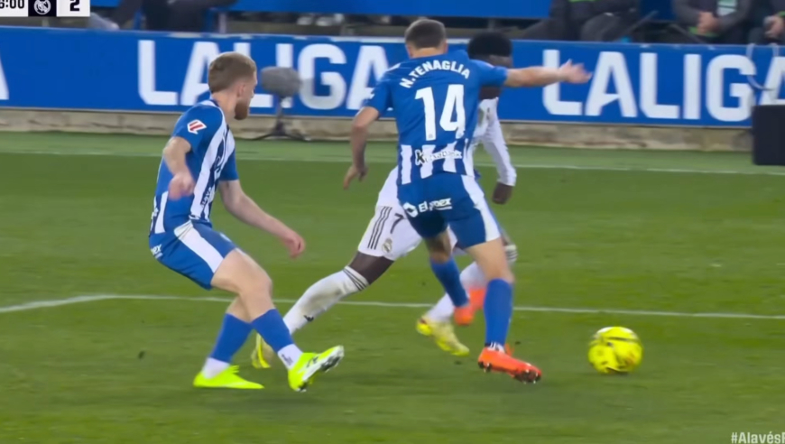 是点球吗？回看维尼修斯被犯规破防瞬间，禁区倒地VAR介入裁判未吹