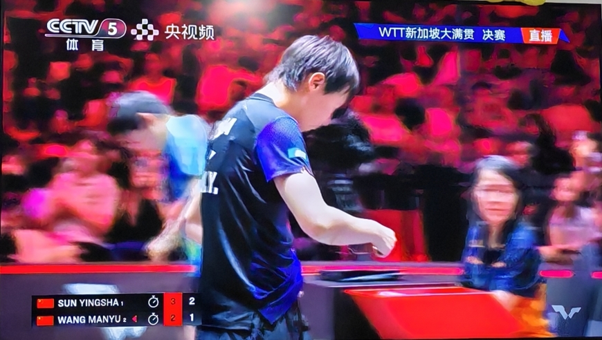 4-2，孙颖莎战胜王曼昱夺冠！狂热一幕：全场一边倒的加油声