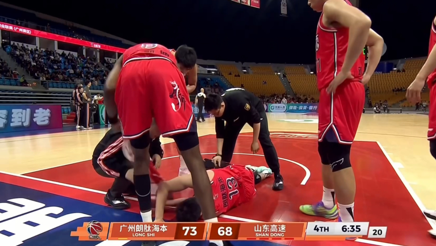 郭士强一脸揪心！郭艾伦冲筐被撞倒在地受伤 痛苦扶膝盖被担架抬出