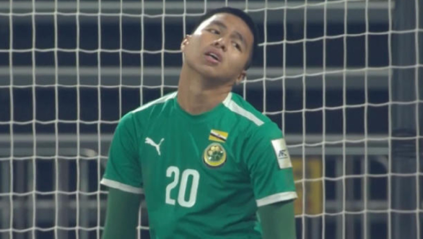 看笑了？文莱门将为避惨案频繁倒地拖时间！0-12后跪地叹气+快哭了