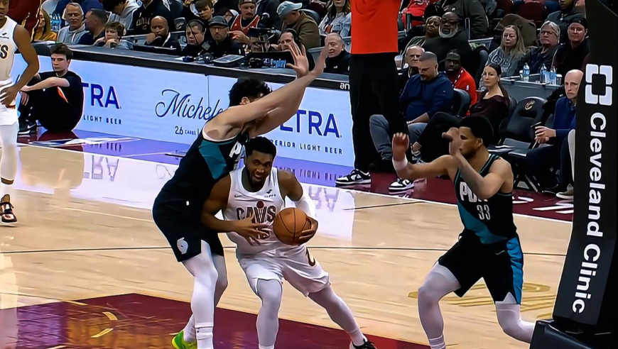 往哪打呢？骑士米切尔肘击阿夫迪亚要害部位 开拓者挑战最终改判