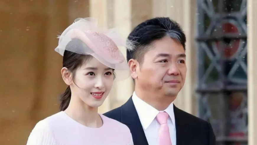 章泽天迪拜过圣诞节，戴着可爱的狗狗，与圣诞树合影松弛感十足