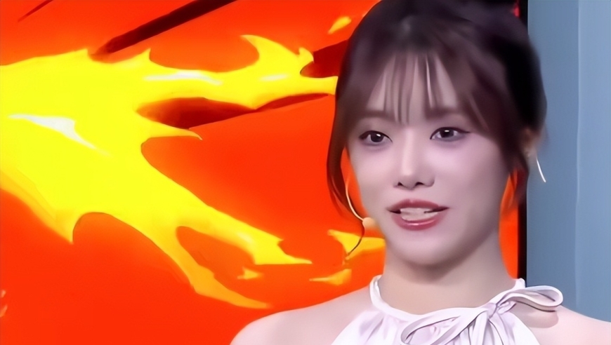 小钰分手后首次上台，嘴瓢口误状态不佳，Rookie也被金主换人