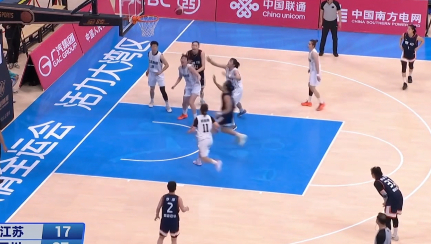 依旧精准！四川女篮连续传导球 外线王思雨空位三分直接一击命中
