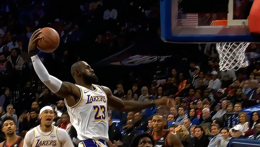 辉煌紫金！湖人首节三分钟轰12分追平76人 詹姆斯再秀战斧劈扣