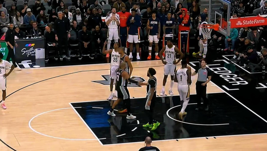 离谱到夸张！鹈鹕末节决胜时刻轰13-0攻击波碾压马刺定胜局全过程