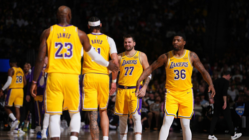 东契奇末节5中0！掘金遛了湖人一整场，詹姆斯里程碑太扎心丨篮不住嘴