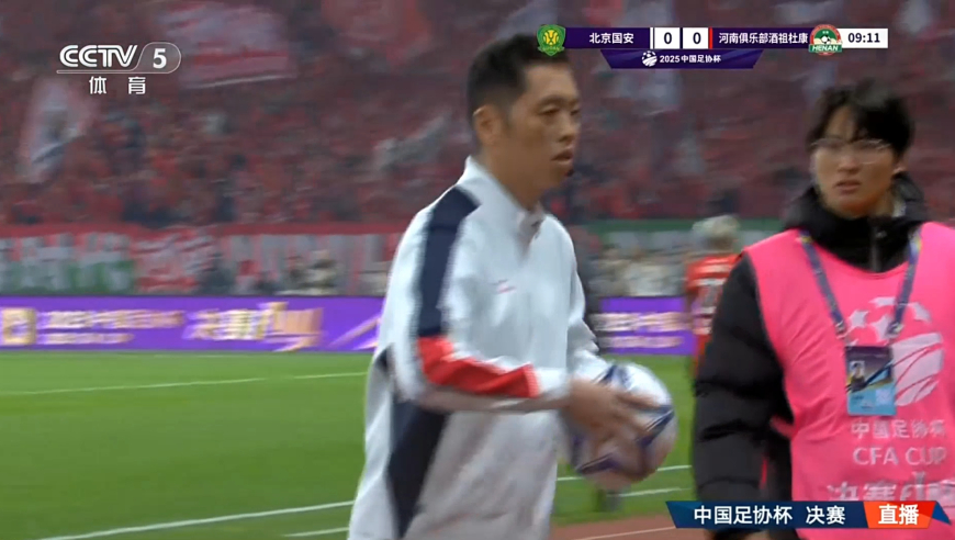 罕见！足协杯决赛3分钟内两度足球出现问题 球员要求更换用球