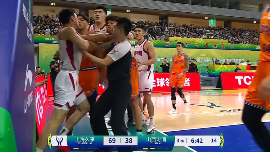 火药味十足！于米提凶狠犯规古德温后者不满要打人双方都吃T